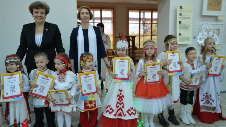 Праздничное дефиле «Чувашский костюм» объединило более 200 дошкольников и их родителей